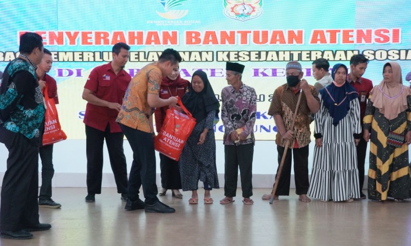 Bersama Kemensos, Pemkab Kendal Serahkan Bantuan Atensi Bagi PPKS