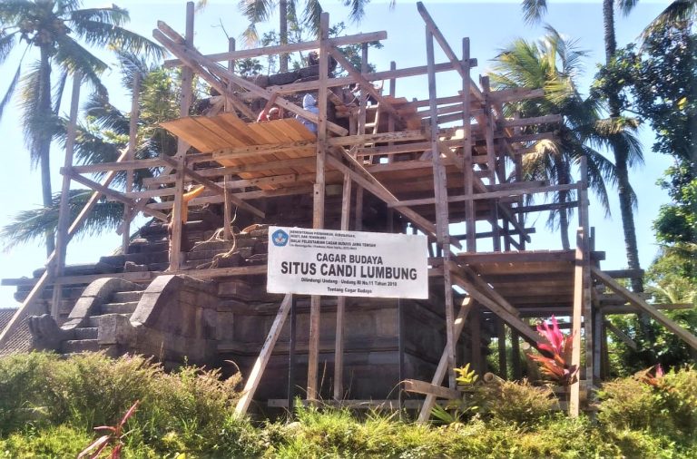 Menggunakan Kayu Prancah, Candi Lumbung Dipindah Secara Manual