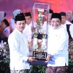 Kepala Kanwil Jateng Mustain Ahmad menerima piala juara umum dari Dirjen Pendis Ali Rhamdani
