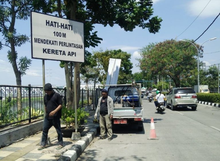 Dinas Perhubungan Pasang Delapan Rambu Tambahan di Jalan Madukoro