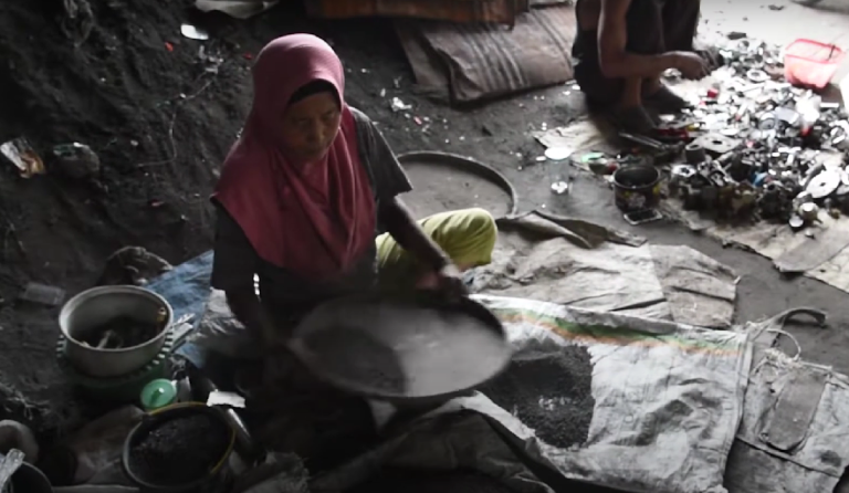 Perajin logam di Desa Pesarean, Kecamatan Talang, Tegal, diduga menjadi pemicu paparan logam di lingkungan pemukiman masyarakat.