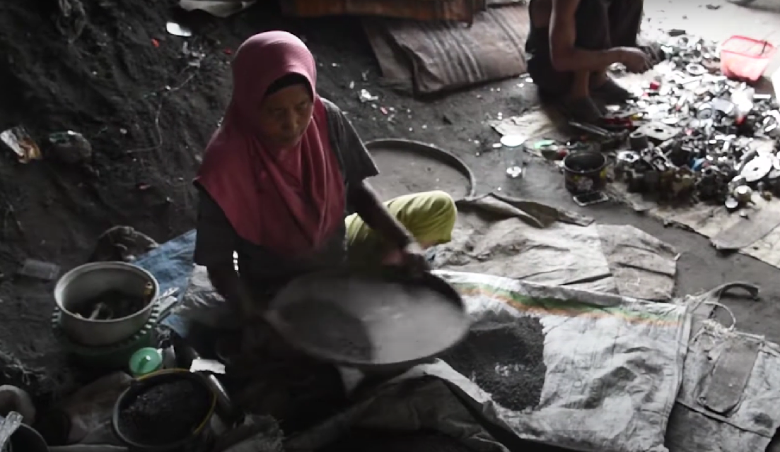 Perajin logam di Desa Pesarean, Kecamatan Talang, Tegal, diduga menjadi pemicu paparan logam di lingkungan pemukiman masyarakat.