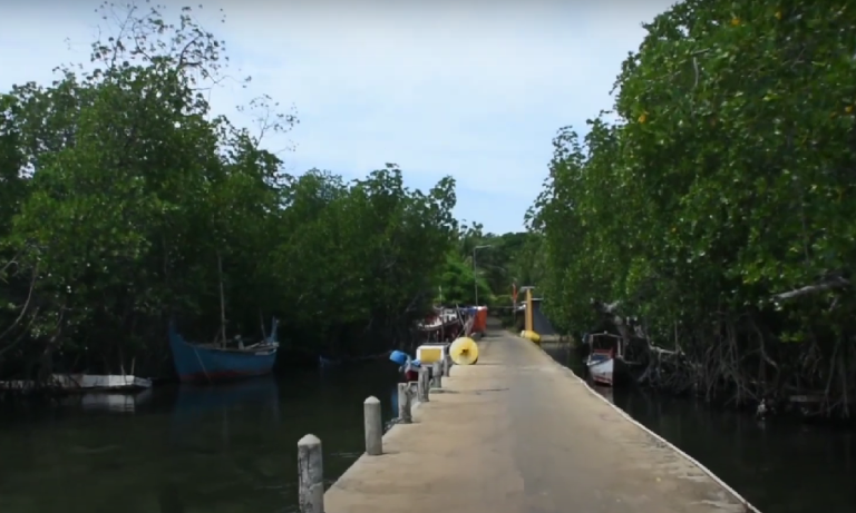 Akses masuk Desa Nyamuk yang berada di perairan seputar Pulau Karimunjawa.