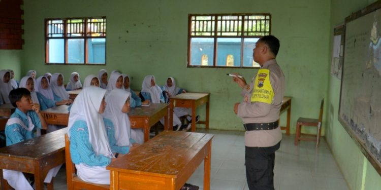 Prihatin Lulusan SD yang Tak Sekolah, Bhabinkamtibmas Wakafkan Tanahnya untuk Pendirian MTS