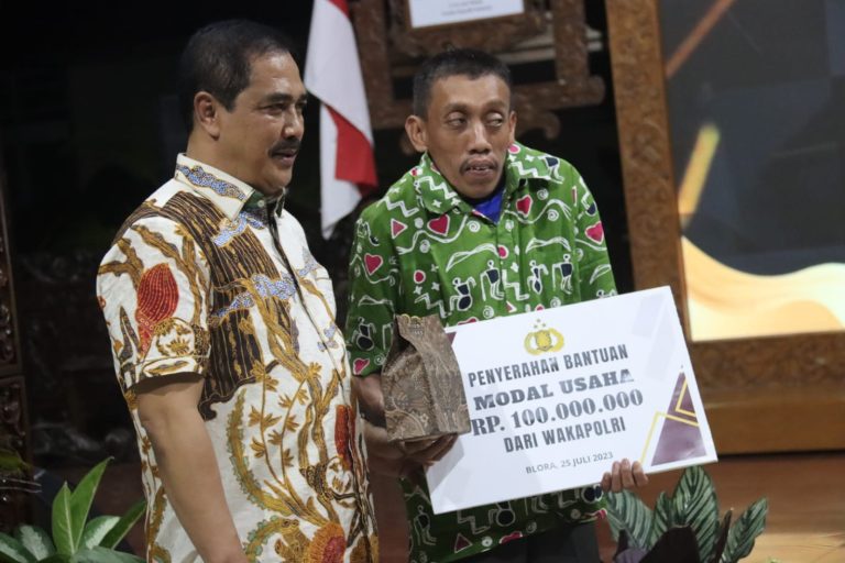 Beri Bantuan Modal Usaha Hingga Berangkatkan Umroh Difabel Blora