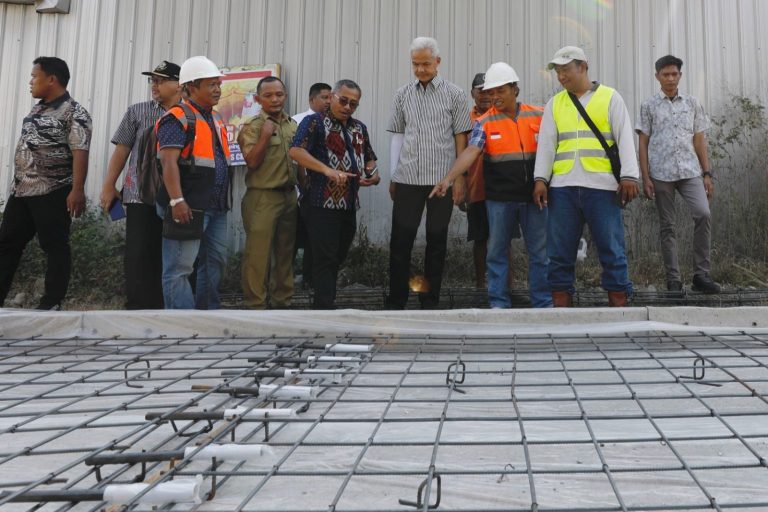 Tinjau Perbaikan Jalan Cuplik-Telukan, Ganjar: Jaga Kualitas dan Jangan Dikorupsi