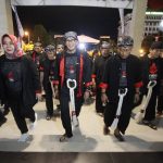 Menparekraf Sandiaga Uno, Bupati Sugiri Sancoko, dan Wakil Bupati Lisdyarita berjalan menuju Panggung Utama Alun-Alun untuk menyaksikan Festival Nasional Reog Ponorogo XXVIII, Sabtu (15/07) malam.