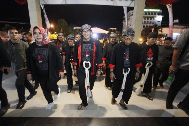 Menparekraf Sandiaga Uno, Bupati Sugiri Sancoko, dan Wakil Bupati Lisdyarita berjalan menuju Panggung Utama Alun-Alun untuk menyaksikan Festival Nasional Reog Ponorogo XXVIII, Sabtu (15/07) malam.