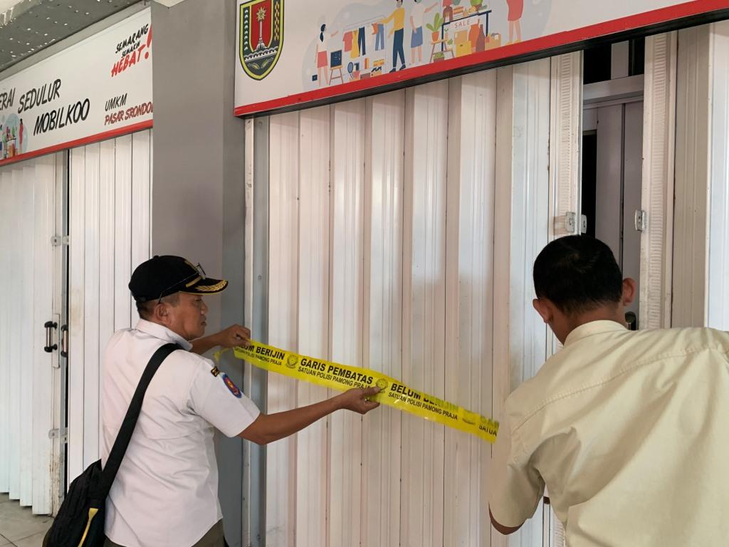 Empat Tahun Tak Bayar Retribusi, Satpol PP dan Dinas Perdagangan Segel Puluhan Kios dan Los