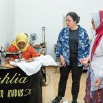 Ketua DPR RI Dr. (H.C) Puan Maharani saat mengunjungi UMKM produk kain bordir tradisional, di gerai Dahlia Bordir Kudus yang berada di Peganjaran, Kecamatan Bae, Kabupaten Kudus, Selasa (25/07).