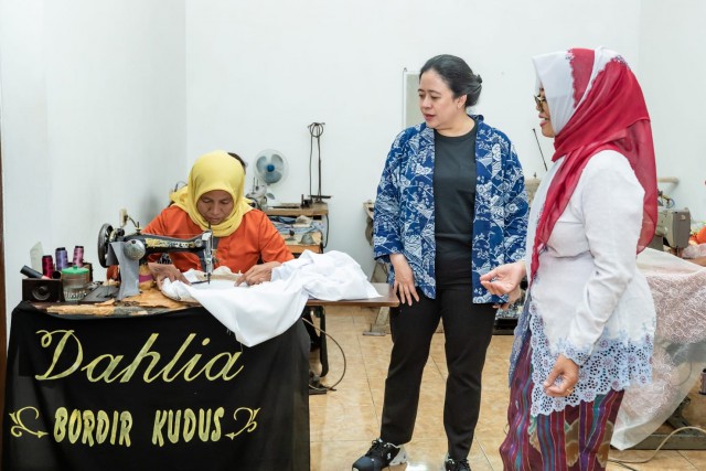 Ketua DPR RI Dr. (H.C) Puan Maharani saat mengunjungi UMKM produk kain bordir tradisional, di gerai Dahlia Bordir Kudus yang berada di Peganjaran, Kecamatan Bae, Kabupaten Kudus, Selasa (25/07).