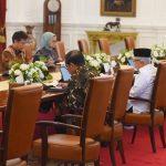 Presiden Jokowi memimpin rapat terbatas mengenai percepatan eliminasi tuberkulosis, di Istana Merdeka, Jakarta, Selasa (18/07).