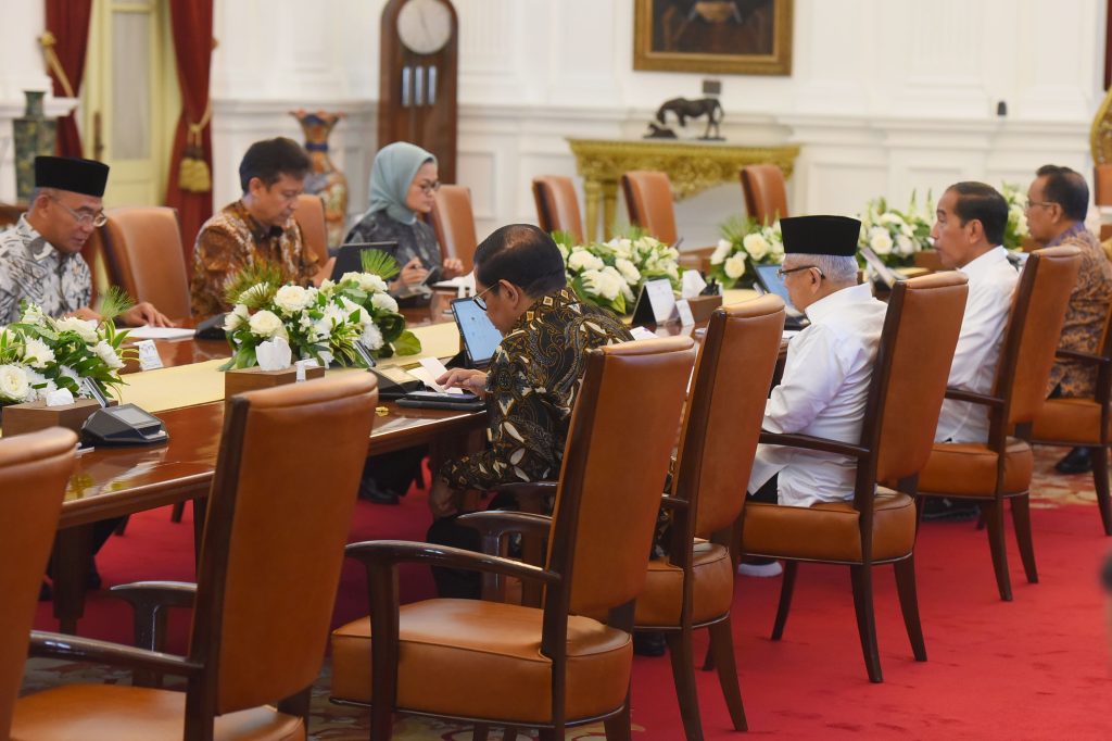 Presiden Jokowi memimpin rapat terbatas mengenai percepatan eliminasi tuberkulosis, di Istana Merdeka, Jakarta, Selasa (18/07).