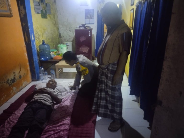 Polsek Padamara Antar Lansia Pikun Tersesat Pulang ke Rumah