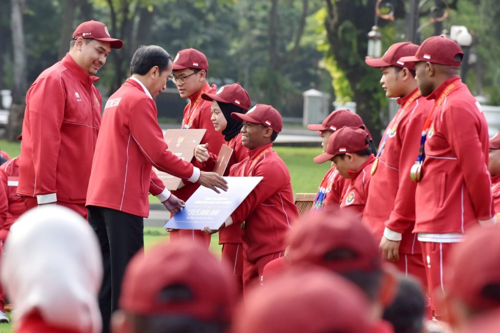 Presiden Jokowi memberikan bonus bagi atlet ASEAN Para Games 2023, di Jakarta, Senin (03/07) pagi.