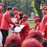 Presiden Jokowi memberikan bonus bagi atlet ASEAN Para Games 2023, di Jakarta, Senin (03/07) pagi.
