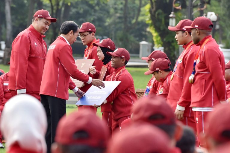 Presiden Jokowi memberikan bonus bagi atlet ASEAN Para Games 2023, di Jakarta, Senin (03/07) pagi.