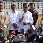 Presiden Jokowi memberikan keterangan pers usai meresmikan Sodetan Kali Ciliwung ke BKT, di Inlet Sodetan Ciliwung, Jakarta, Senin (31/07).