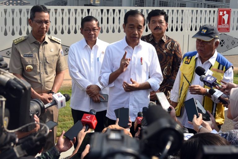 Presiden Jokowi memberikan keterangan pers usai meresmikan Sodetan Kali Ciliwung ke BKT, di Inlet Sodetan Ciliwung, Jakarta, Senin (31/07).