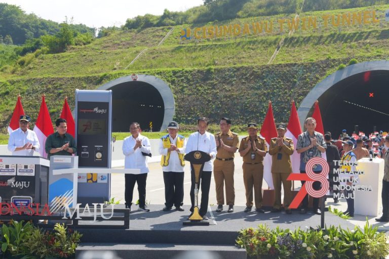 Presiden Jokowi meresmikan Jalan Tol Cisumdawu, Selasa (11/07), di Jabar.