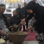 Malam 1 Suro, Pemkab Batang Jamas Tombak Abirawa dan 70 Pusaka Leluhur