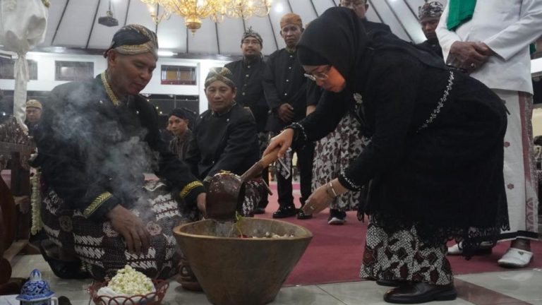 Malam 1 Suro, Pemkab Batang Jamas Tombak Abirawa dan 70 Pusaka Leluhur