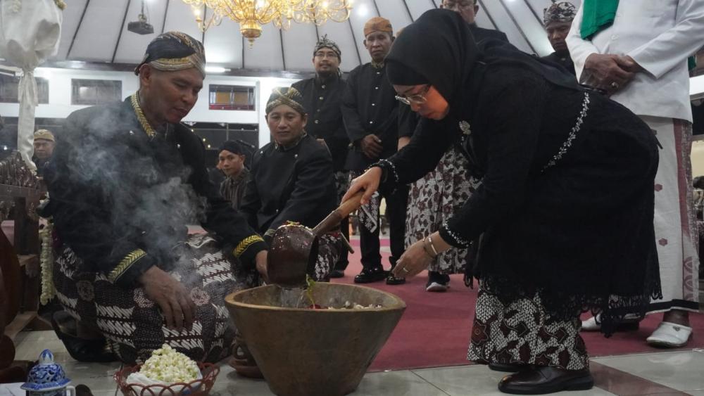 Malam 1 Suro, Pemkab Batang Jamas Tombak Abirawa dan 70 Pusaka Leluhur