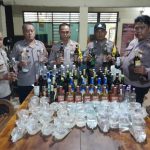 Operasi Pekat, Polsek Banyumas Amankan Puluhan Liter Ciu dan Miras