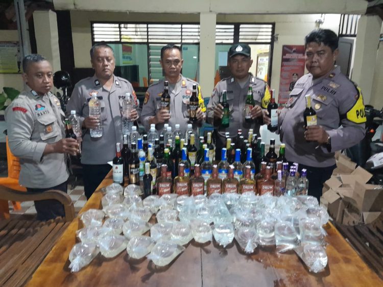 Operasi Pekat, Polsek Banyumas Amankan Puluhan Liter Ciu dan Miras