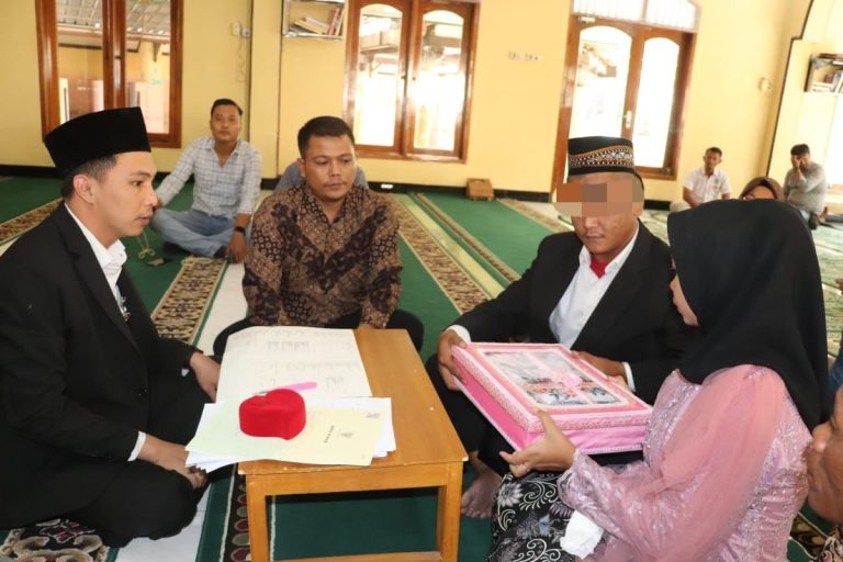 Berlangsung Haru, Polres Sragen Nikahkan Tahanan Pemuda dengan Pujaan Hatinya