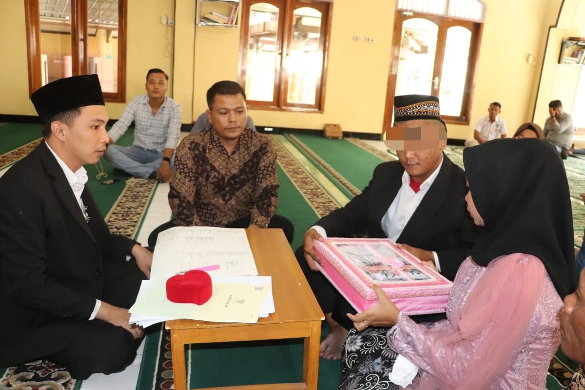 Berlangsung Haru, Polres Sragen Nikahkan Tahanan Pemuda dengan Pujaan Hatinya