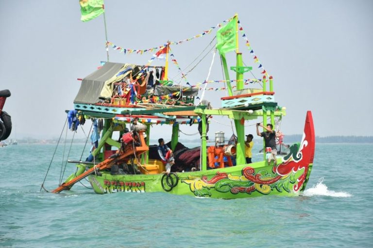 Sedekah Laut, Nelayan Klidang Lor Batang Melarung Dua Kepala Kerbau