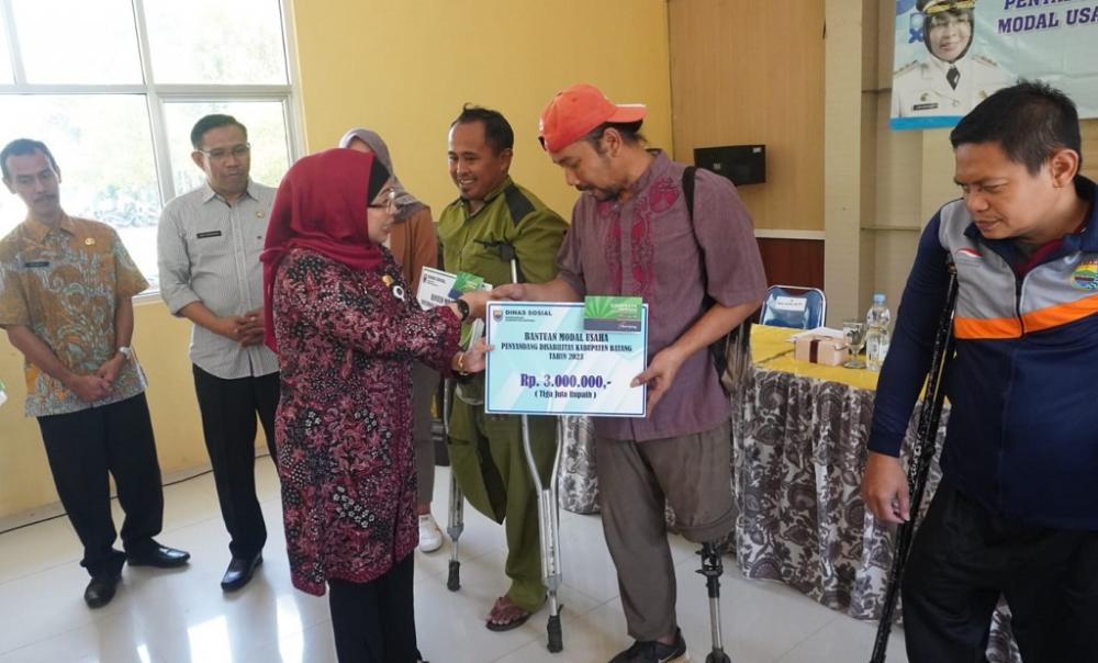 Puluhan Penyandang Disabilitas di Batang Diberi Bantuan Modal Usaha