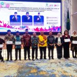 Sekretaris Jenderal Kementerian Agama Nizar bersama penerima bantuan sarana ibadah dan pendidikan Khonghucu.