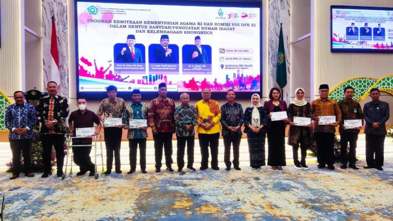 Sekretaris Jenderal Kementerian Agama Nizar bersama penerima bantuan sarana ibadah dan pendidikan Khonghucu.
