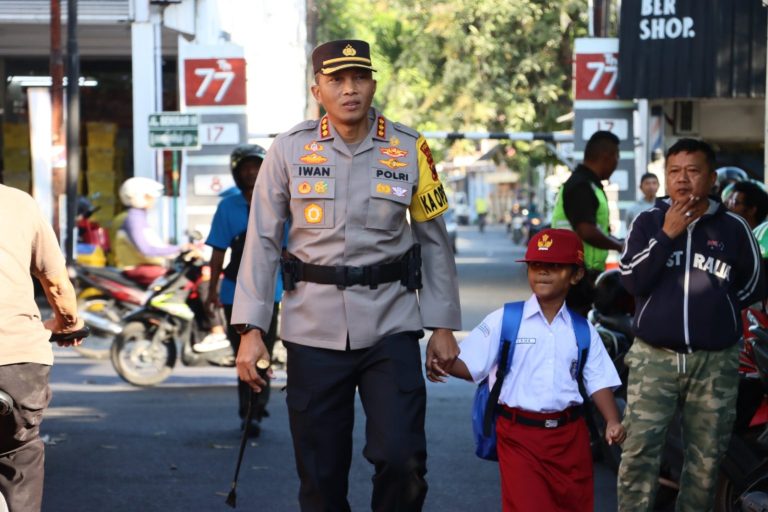 Kapolresta Surakarta Antar Lana Pertama Kali Masuk Sekolah