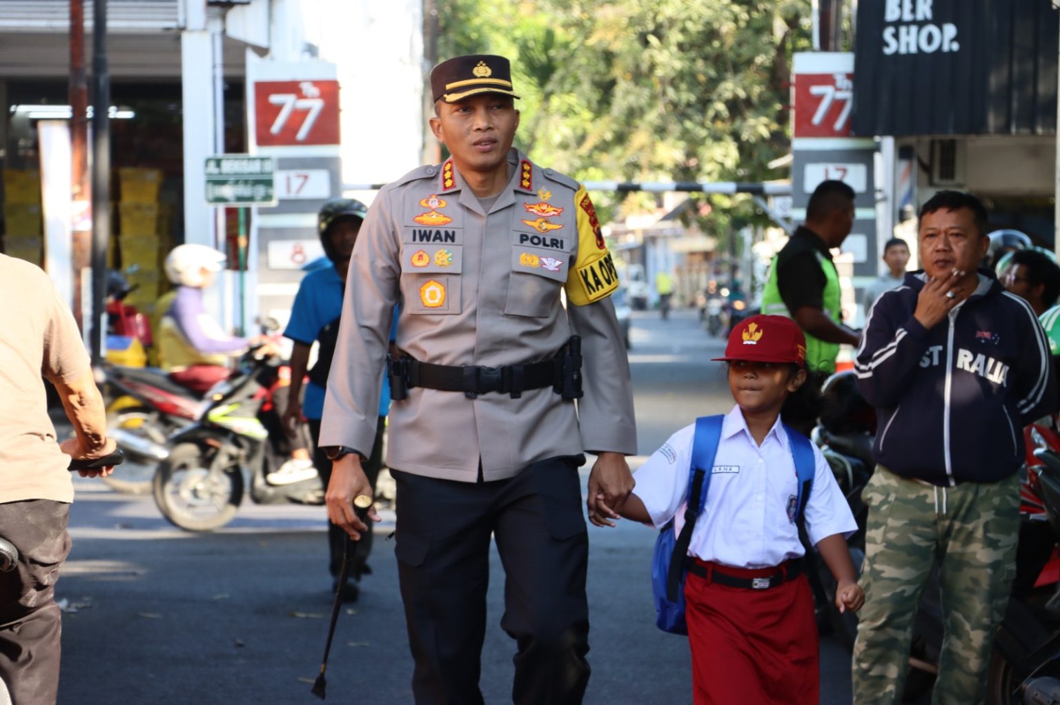Kapolresta Surakarta Antar Lana Pertama Kali Masuk Sekolah