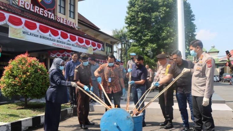 Potong Rantai Peredaran Narkoba, Polresta Sleman Musnahkan 16,3 Kg Ganja