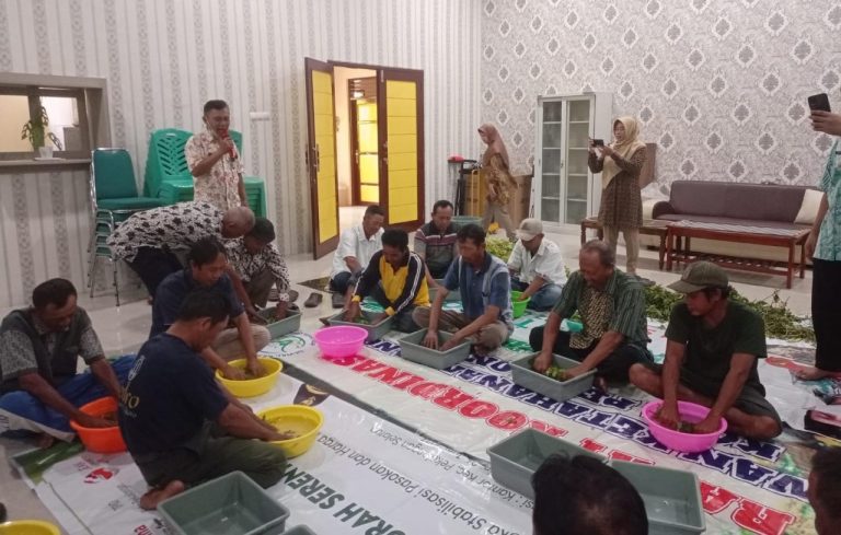 Membatasi Penggunaan Pupuk Kimia, Dinperpa Latih Kelompok Tani Produksi Biosaka