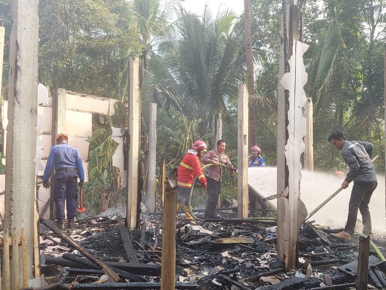 Diduga Akibat Korsleting Listrik, Rumah Warga Desa Kaliori Terbakar