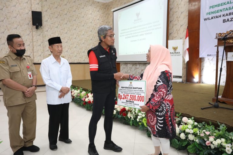 Percepatan Pengentasan Kemiskinan Ekstrem, Sekda Serahkan Bantuan Modal Usaha dari Baznas