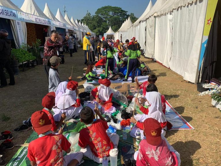 Pelajar Kota Pekalongan, Diedukasi Manfaatkan Sampah Plastik Jadi Ecobrick