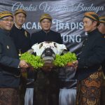 Bupati Boyolali, M. Said Hidayat menyerahkan kepala kerbau untuk dilarung di puncak Gunung Merapi, pada Selasa (19/07) malam.