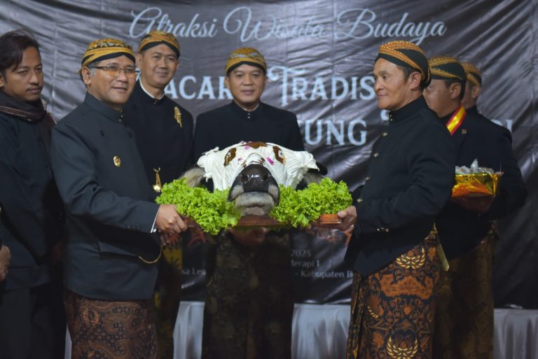 Bupati Boyolali, M. Said Hidayat menyerahkan kepala kerbau untuk dilarung di puncak Gunung Merapi, pada Selasa (19/07) malam.