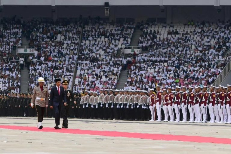 Presiden Joko Widodo saat memimpin Upacara Peringatan ke-77 Hari Bhayangkara di Gelora Bung Karno (GBK), Jakarta, Sabtu (01/07)