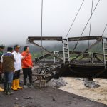 Di Lokasi Banjir Lumajang, Menko PMK: Perbaiki Tanggul dan Buat Jembatan Darurat