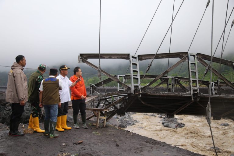 Di Lokasi Banjir Lumajang, Menko PMK: Perbaiki Tanggul dan Buat Jembatan Darurat