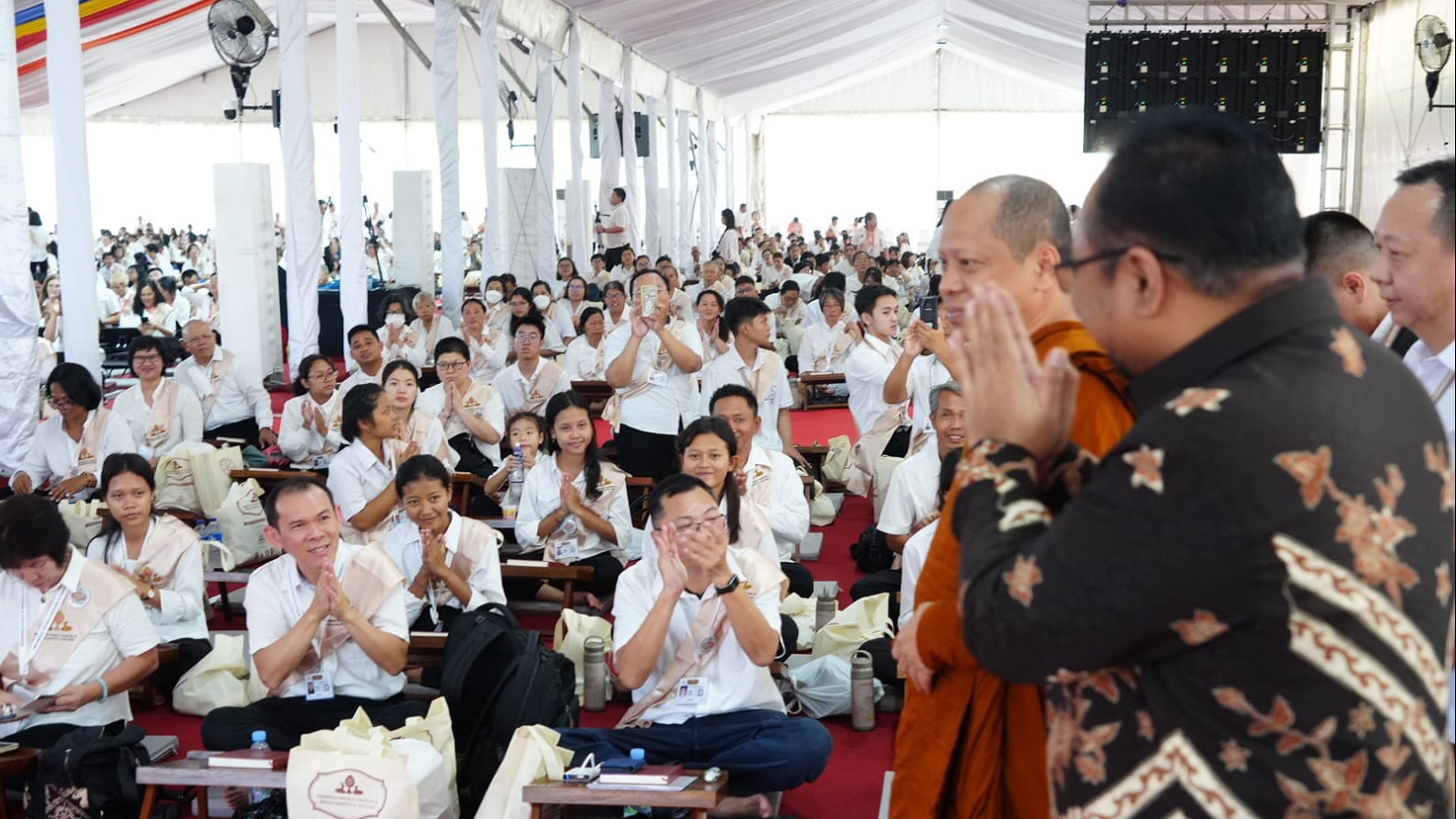 Umat Budha Sambut Gembira Chatra Borobudur Segera Dipasang