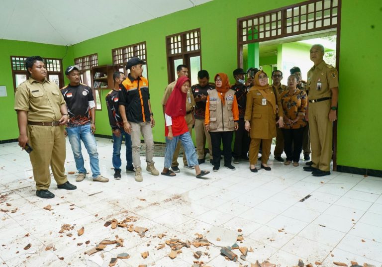 Ganjar Prioritaskan Perbaikan Sekolah, Usai Tinjau Dampak Gempa di Wonogiri