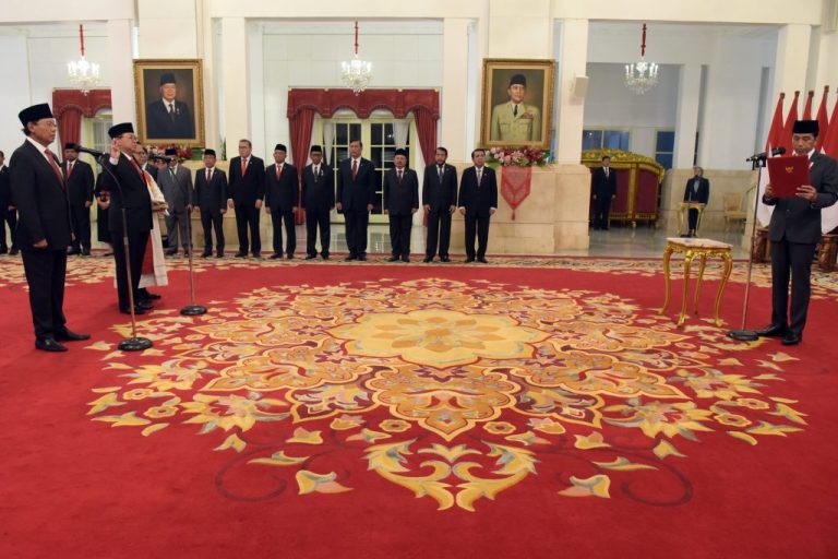 Presiden Jokowi melantik Djan Faridz dan Gandi Sulistiyanto sebagai anggota Wantimpres, di Istana Negara, Jakarta, Senin (17/07).
